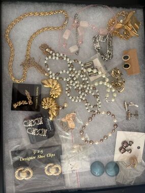 Mixed Gold and Pearlescent Women’s Necklace Set with Cream Pearls